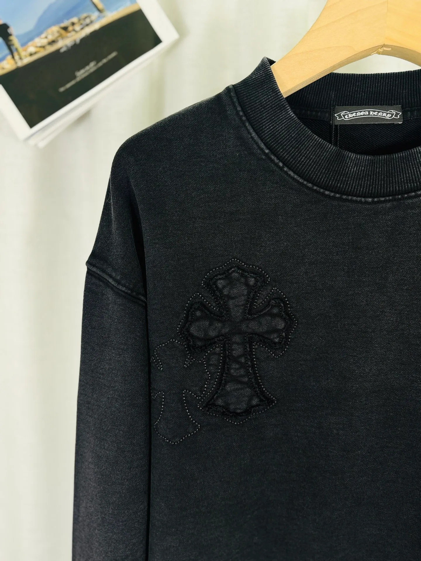 P260 top version, real shot without P, ​​different from market currency) 𝗖𝗵𝗿𝗼𝗺𝗲 𝗛𝗲𝗮𝗿𝘁𝘀/Cro Heart 2025 washed patch embroidery autumn and winter new original single counter American laser burnt 3D three-dimensional color embroidered couple casual sweatshirt 👑The highest version! Customized fabric 430g tripe terry fabric! American acid-washed and distressed original fabric laser burnt ✟appliqué embroidery and exquisite embroidery of letters! The best-selling model in the counter, very comfortable to wear. Accessories: original molded and authenticated collar label➕100% silk wash label. Genuine purchase-grade original hangtag➕matching hanging rope➕3D hanging beads➕original packaging bag. Craftsmanship: The original version has consistent wiring! The highest version of the armhole matching technique! Color: Pink Black Size: S M L XL Style No.: 9311